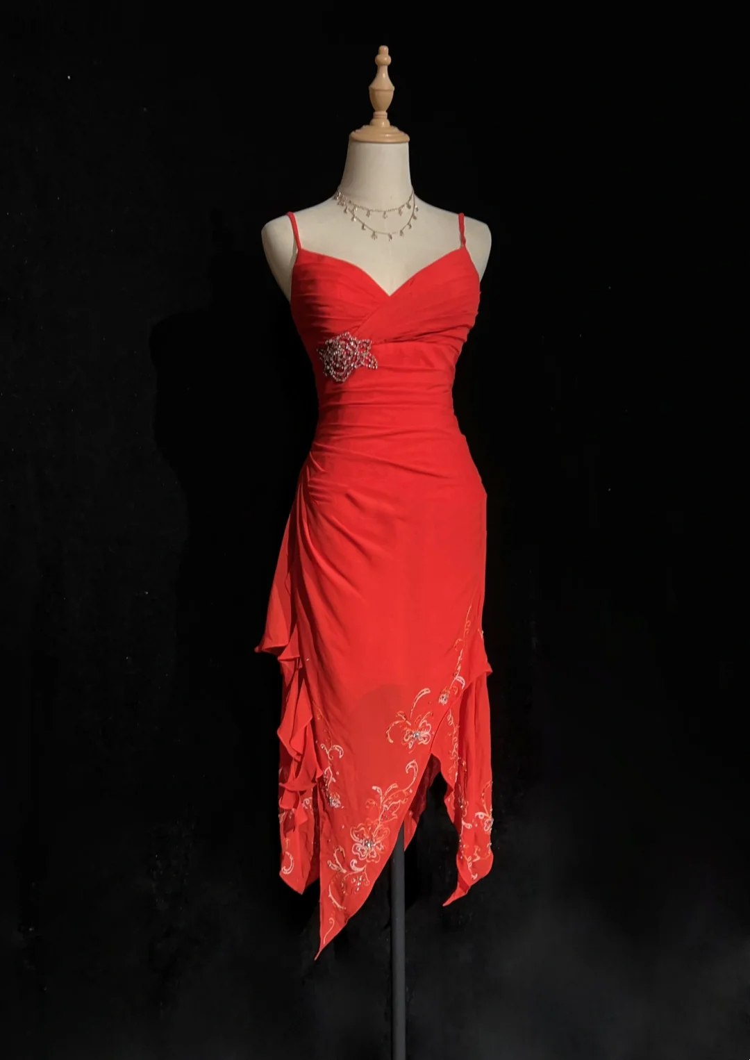 Vestido de fiesta de graduación de 8.º grado, estilo vintage, de gasa roja, hasta la rodilla, con corte asimétrico, para cóctel, para escuela secundaria, DH1466