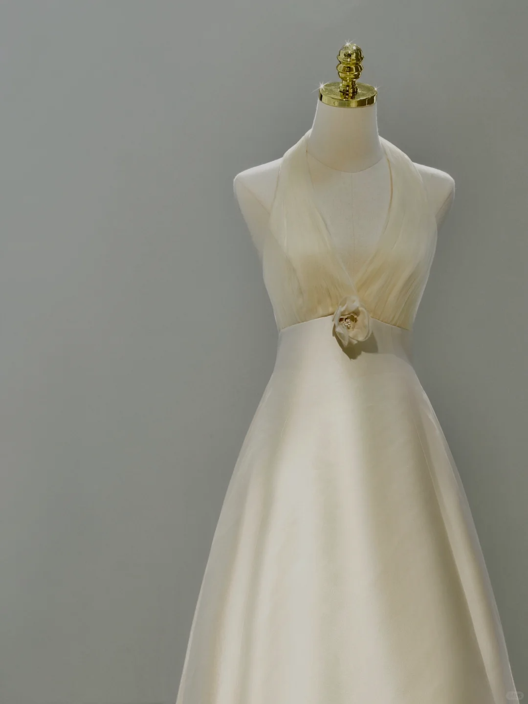 Vestido de novia princesa, corte A, halter, color marfil, de satén y flores, DH2037