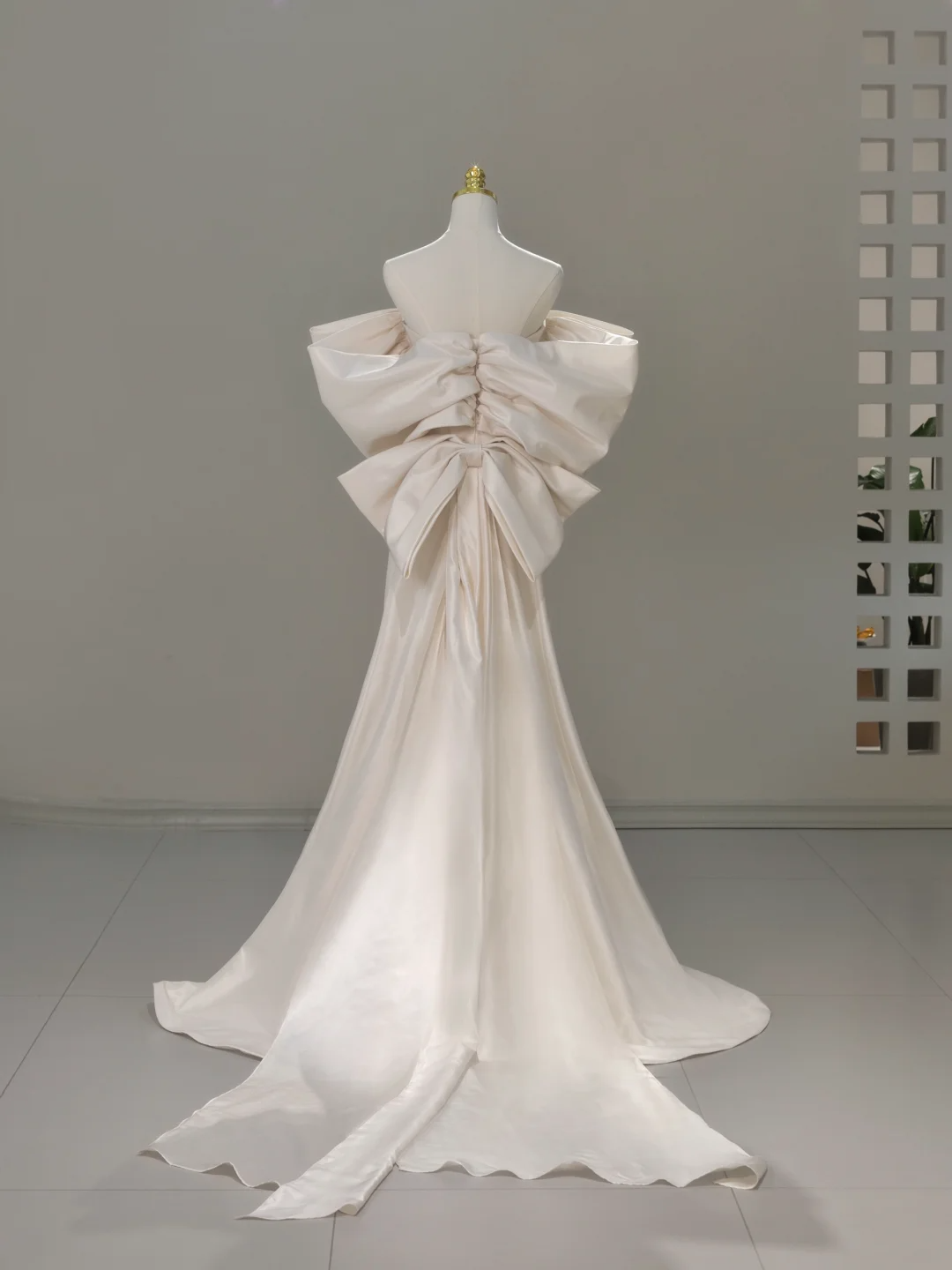 Vestido de novia princesa, corte A, hombros descubiertos, color marfil, satén, largo, sencillo, DH2043