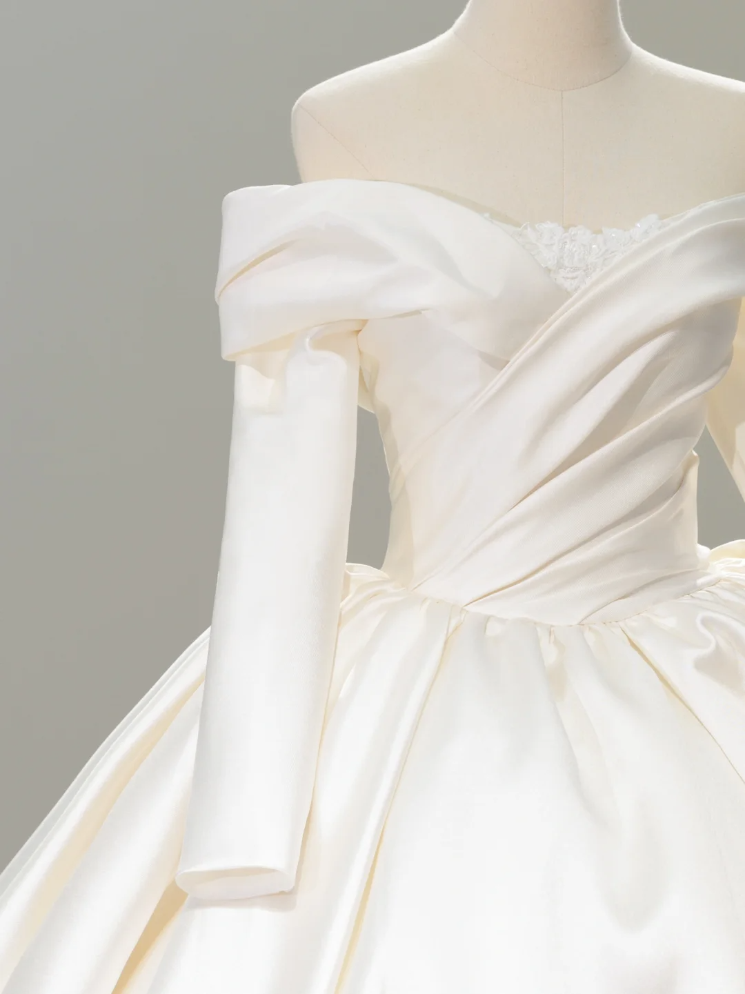 Vestido de novia único, de satén, con hombros descubiertos y mangas largas, DH2068