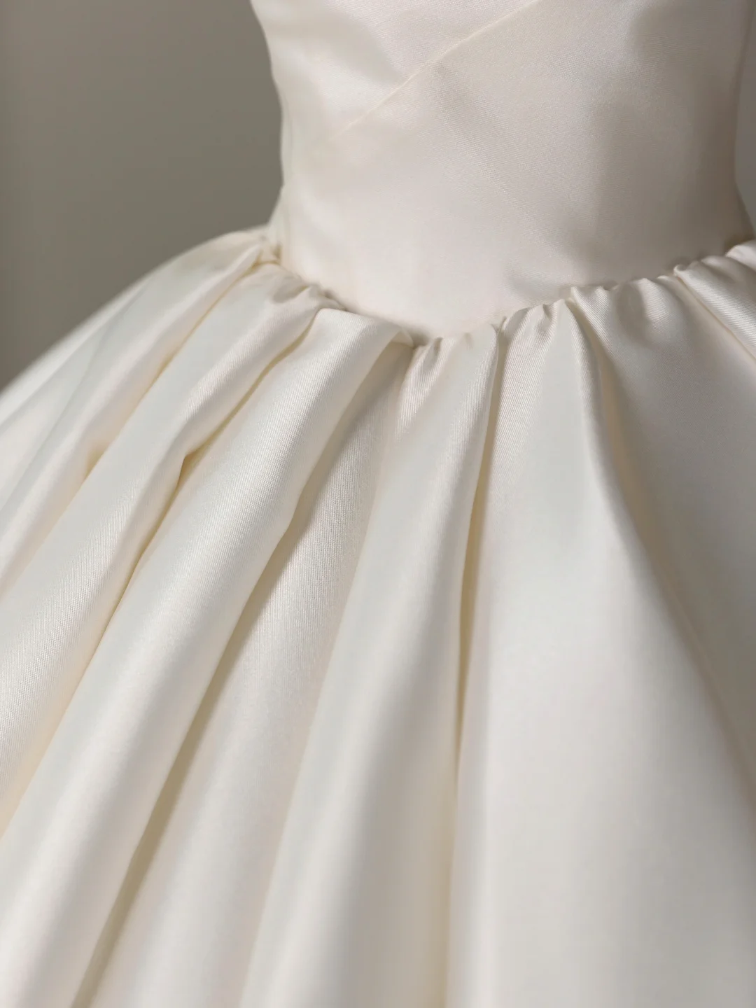 Elegante vestido de novia de satén con hombros descubiertos y mangas cortas DH2074