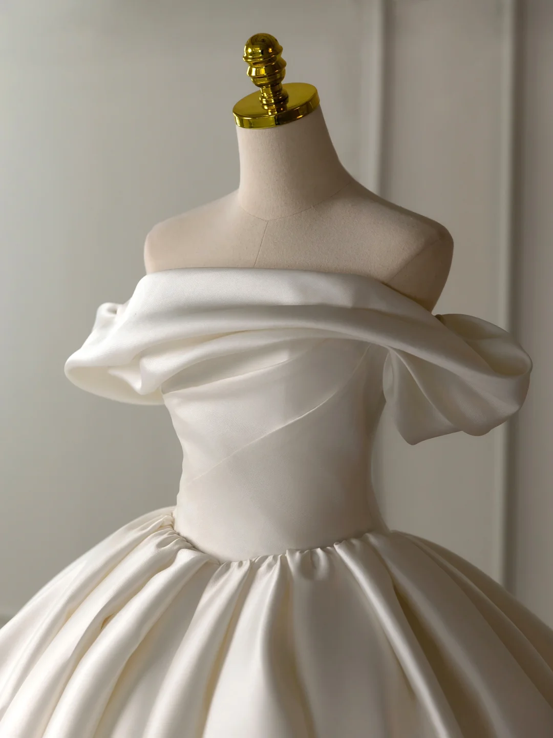 Elegante vestido de novia de satén con hombros descubiertos y mangas cortas DH2074