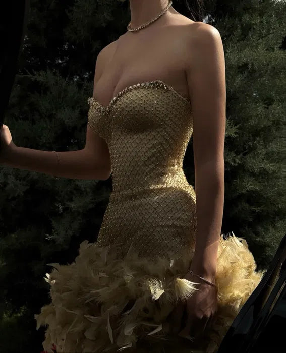 Vestido corto de fiesta formal con escote en forma de corazón, lentejuelas doradas, cuentas y plumas, ideal para la escuela secundaria, para el 21.º cumpleaños, para graduación, minivestido de cóctel DH2152