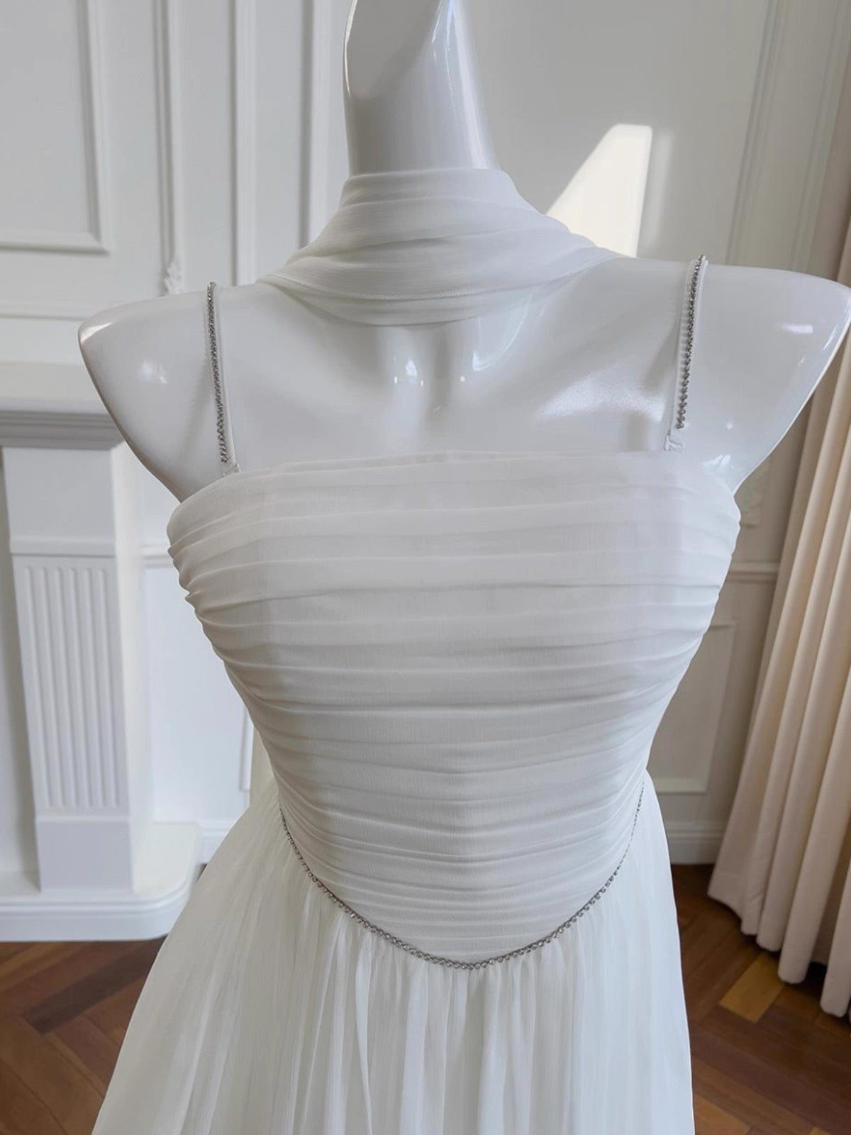 Vestido corto de fiesta de gasa blanca con tirantes finos, corte A, para graduación, para estudiantes de secundaria, para cumpleaños número 19, DH2182