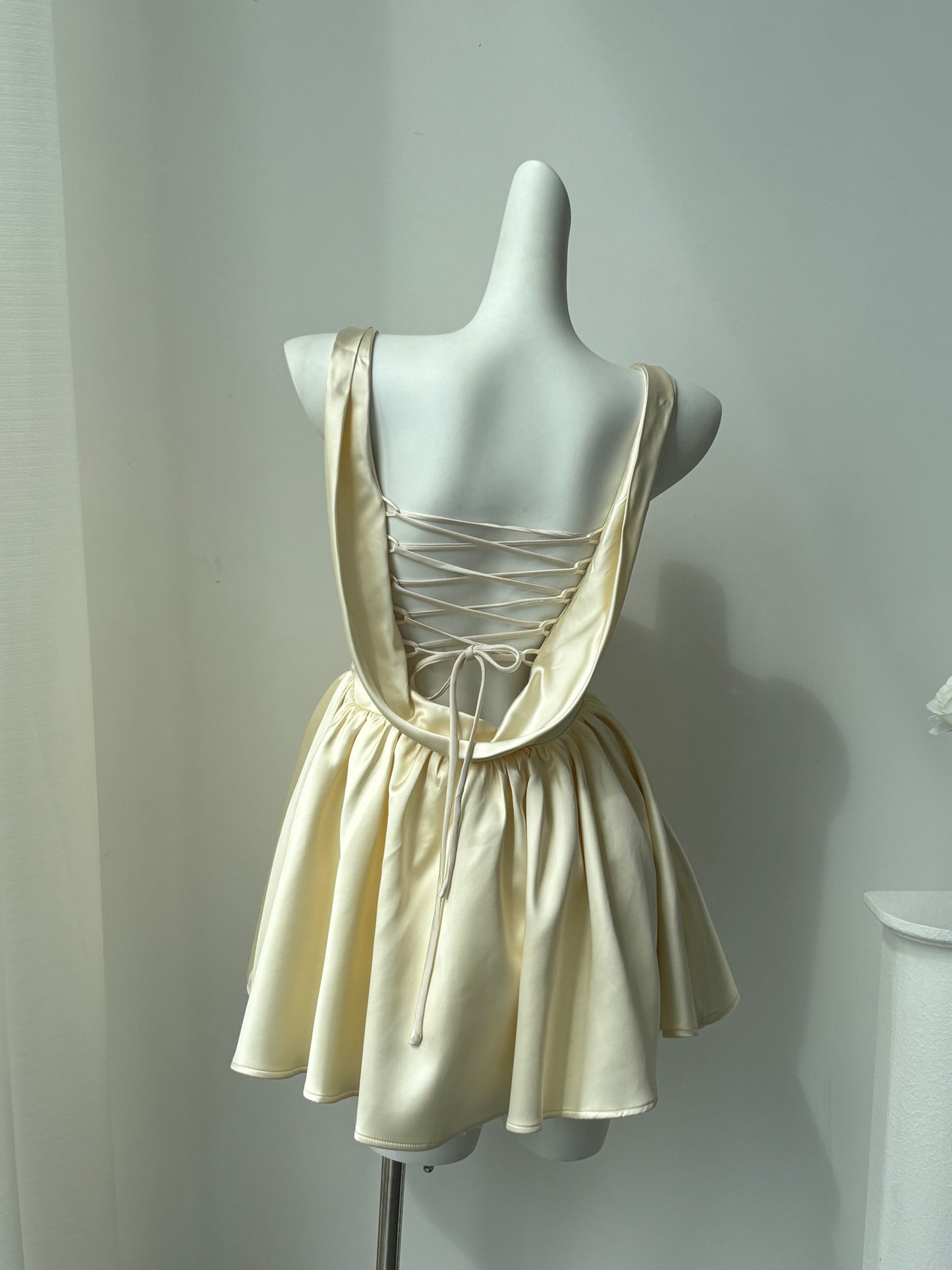 Hermosos vestidos de fiesta de satén color champán con escote cuadrado y corte A, vestidos cortos para 16 cumpleaños, vestidos de graduación, mini vestidos de cóctel DH2466
