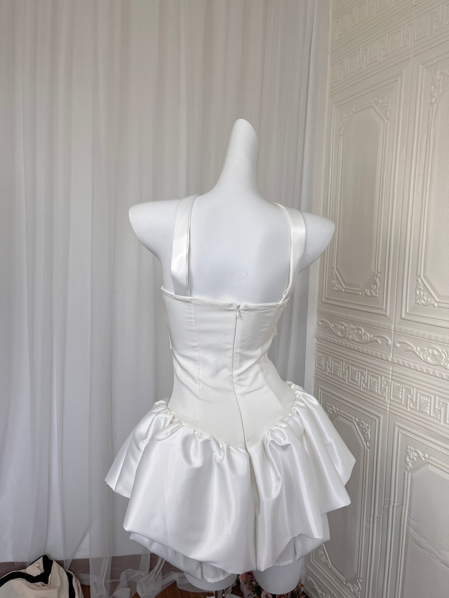 Hermosos vestidos de fiesta de satén blanco sin tirantes, corte A, para el regreso a casa, para el 21.º cumpleaños, de graduación, cortos, minivestidos de cóctel de noche DH2480