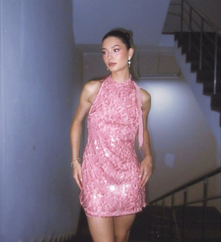 Lindos vestidos de fiesta de graduación con cuello halter y lentejuelas rosas, para el 18.º cumpleaños, vestidos de graduación cortos y minivestidos DH2510