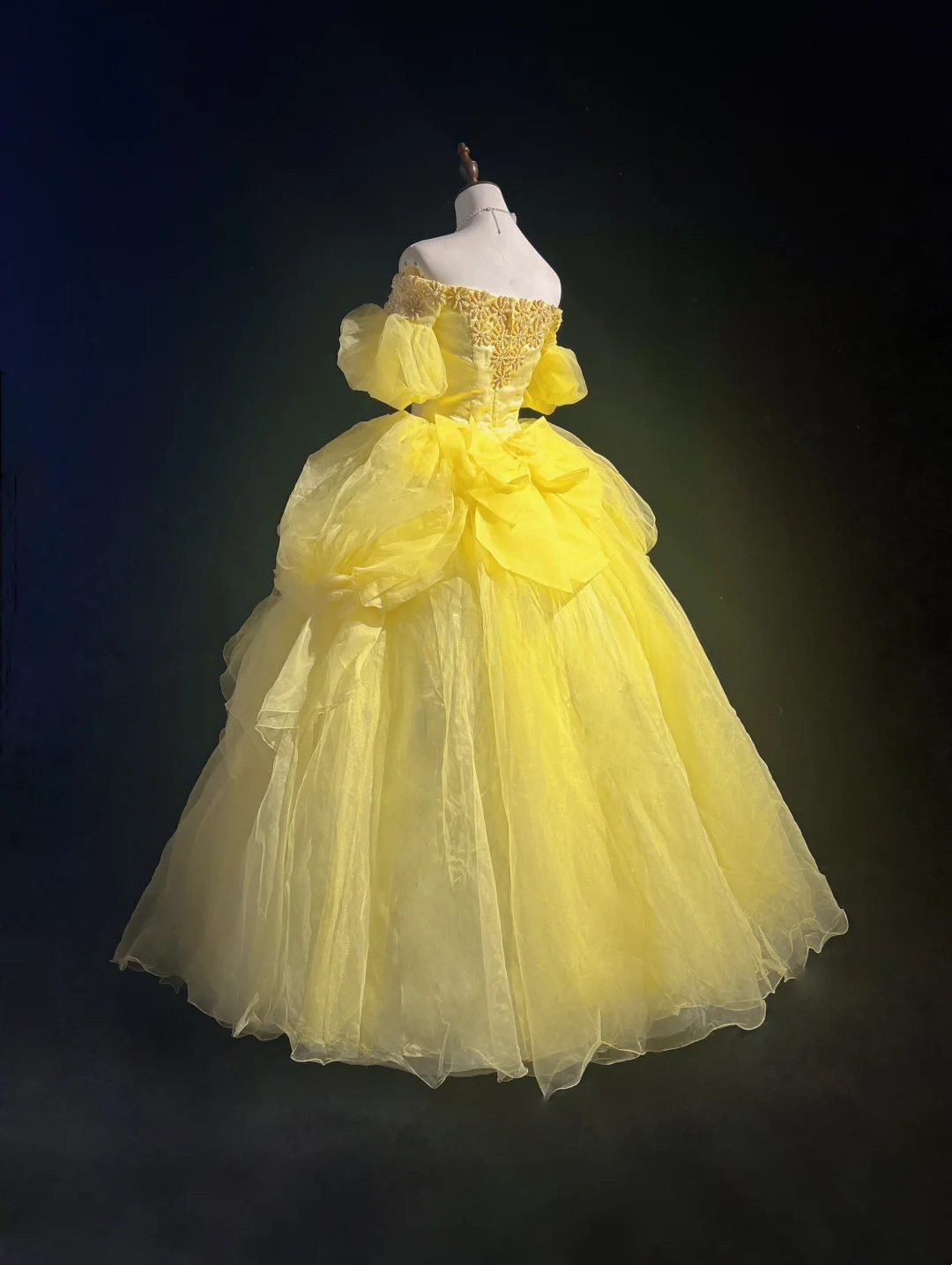 Hermoso vestido de quinceañera largo con escote cuadrado y tul amarillo, floral, para 15 años y 16 años (DH2683)