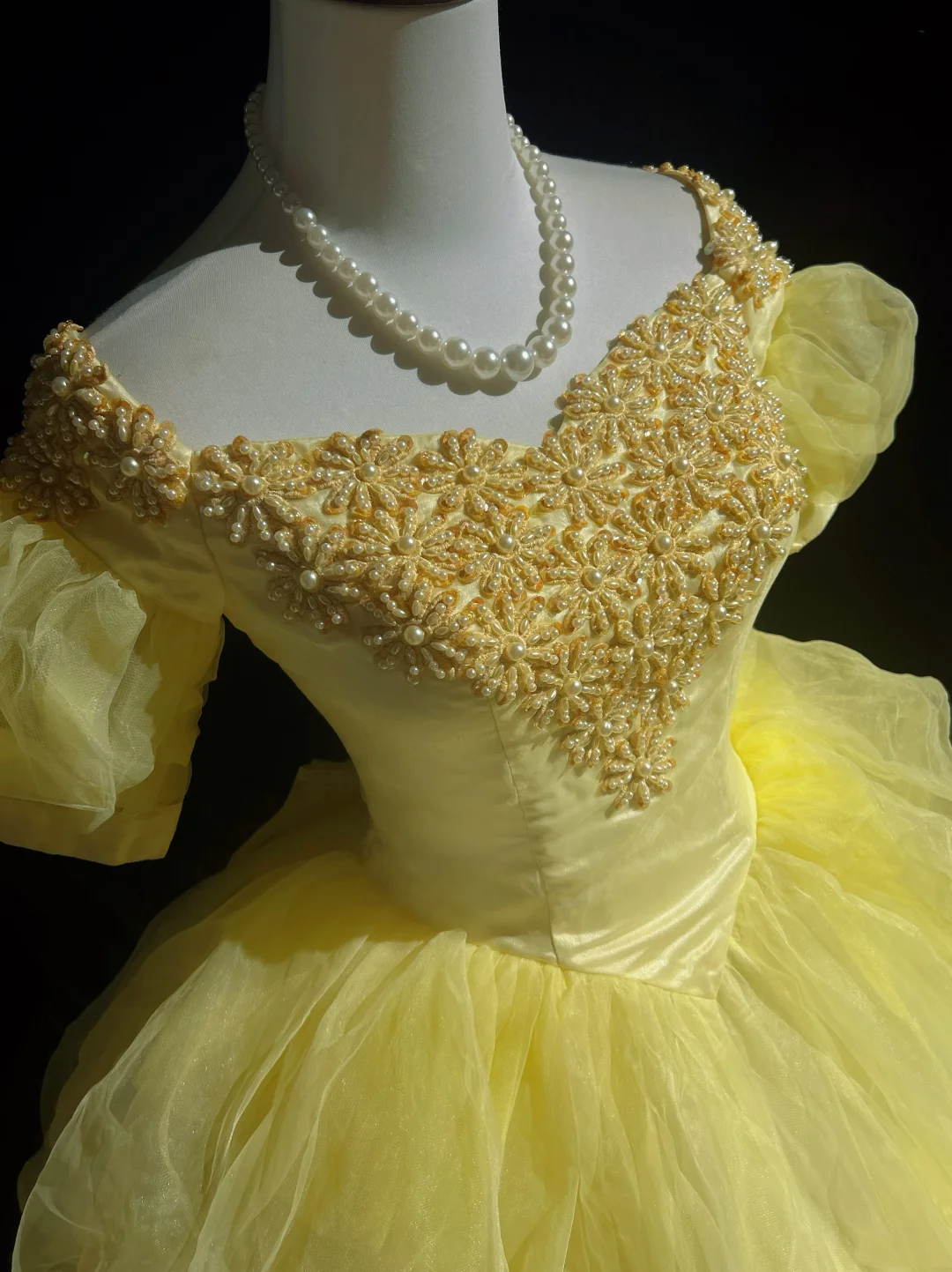 Hermoso vestido de quinceañera largo con escote cuadrado y tul amarillo, floral, para 15 años y 16 años (DH2683)