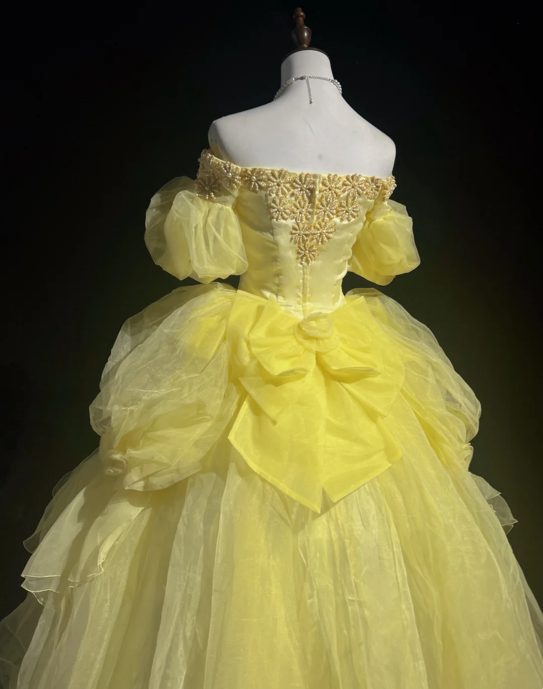 Hermoso vestido de quinceañera largo con escote cuadrado y tul amarillo, floral, para 15 años y 16 años (DH2683)