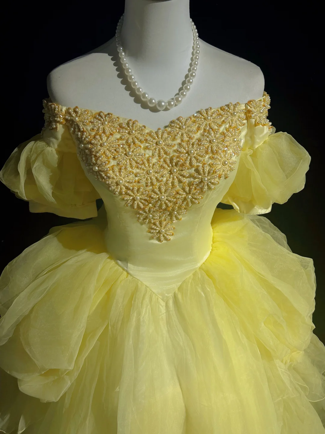 Hermoso vestido de quinceañera largo con escote cuadrado y tul amarillo, floral, para 15 años y 16 años (DH2683)
