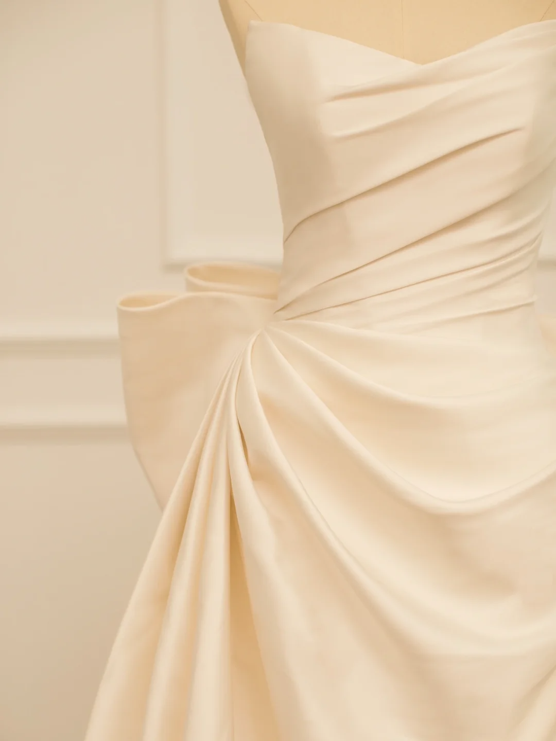 Elegante vestido de novia largo de verano con mangas de corazón y satén marfil DH362