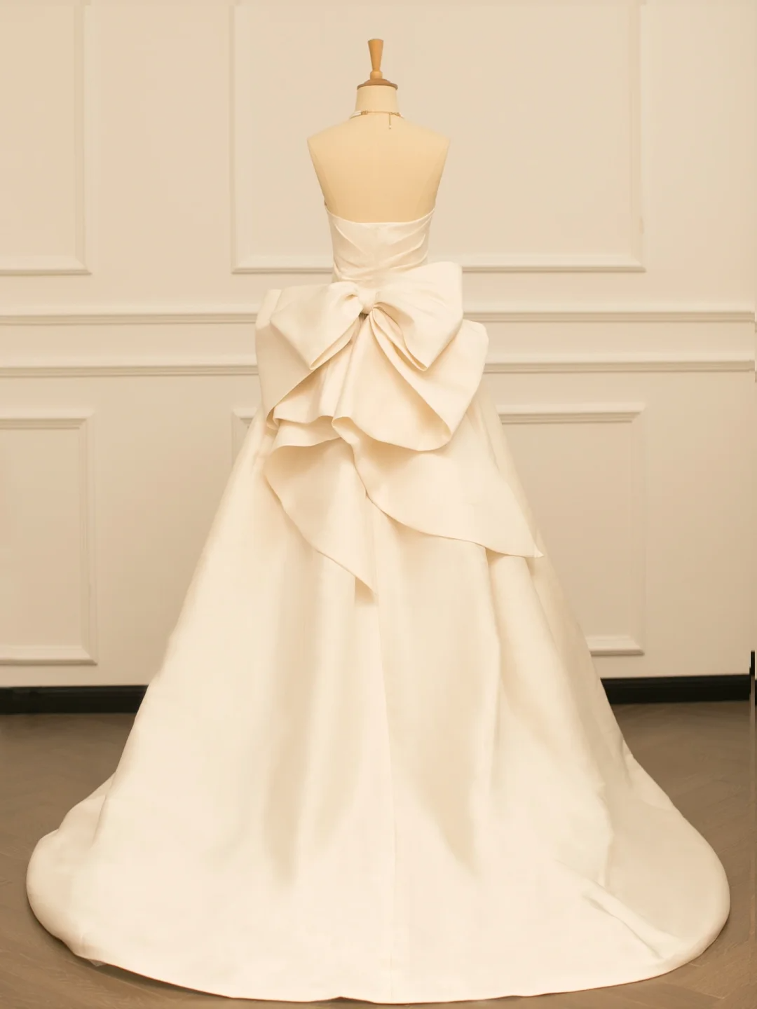 Elegante vestido de novia largo de verano con mangas de corazón y satén marfil DH362