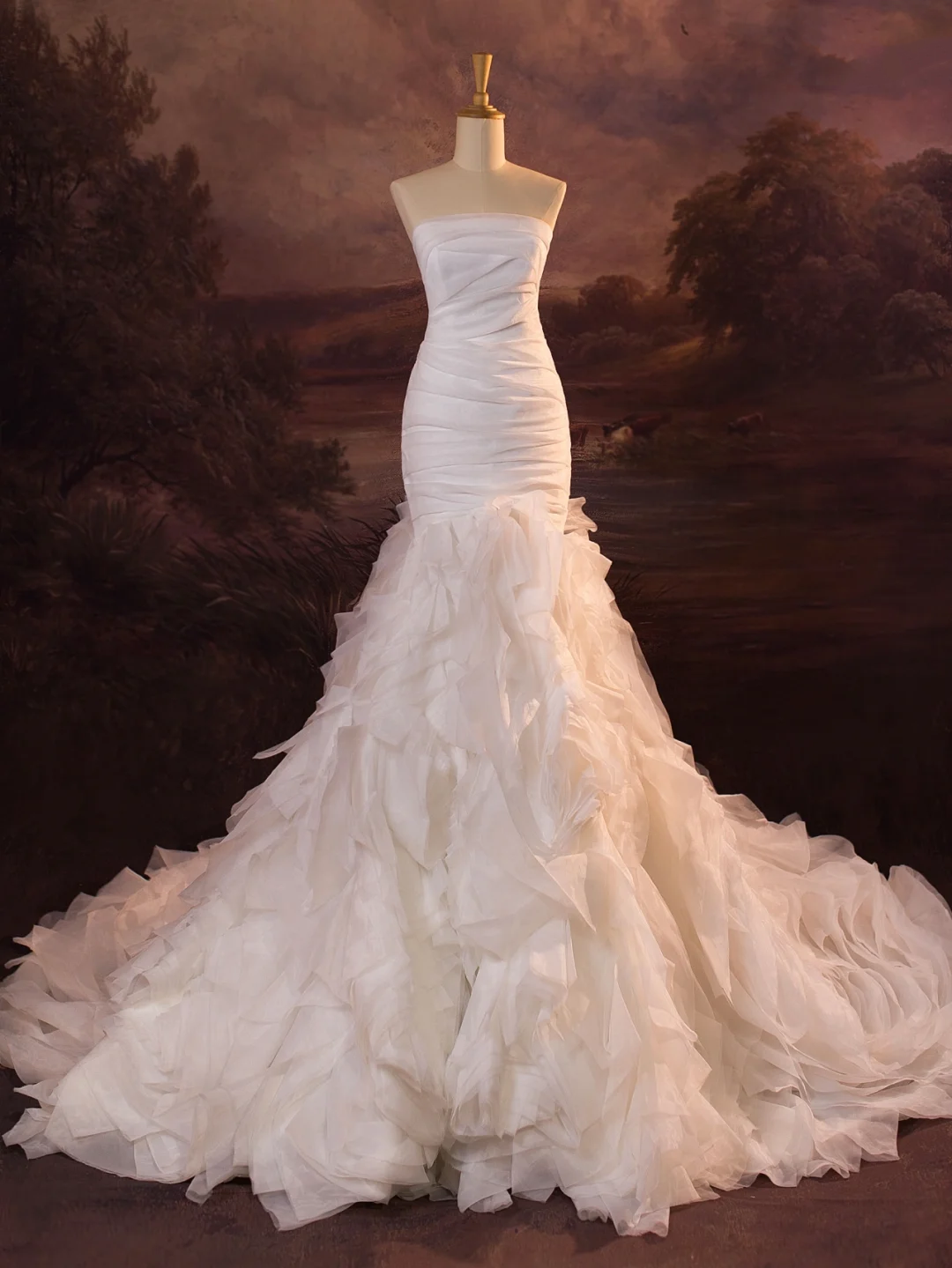 Hermoso vestido de novia largo de tul blanco con volantes y capas de sirena sin tirantes DH406