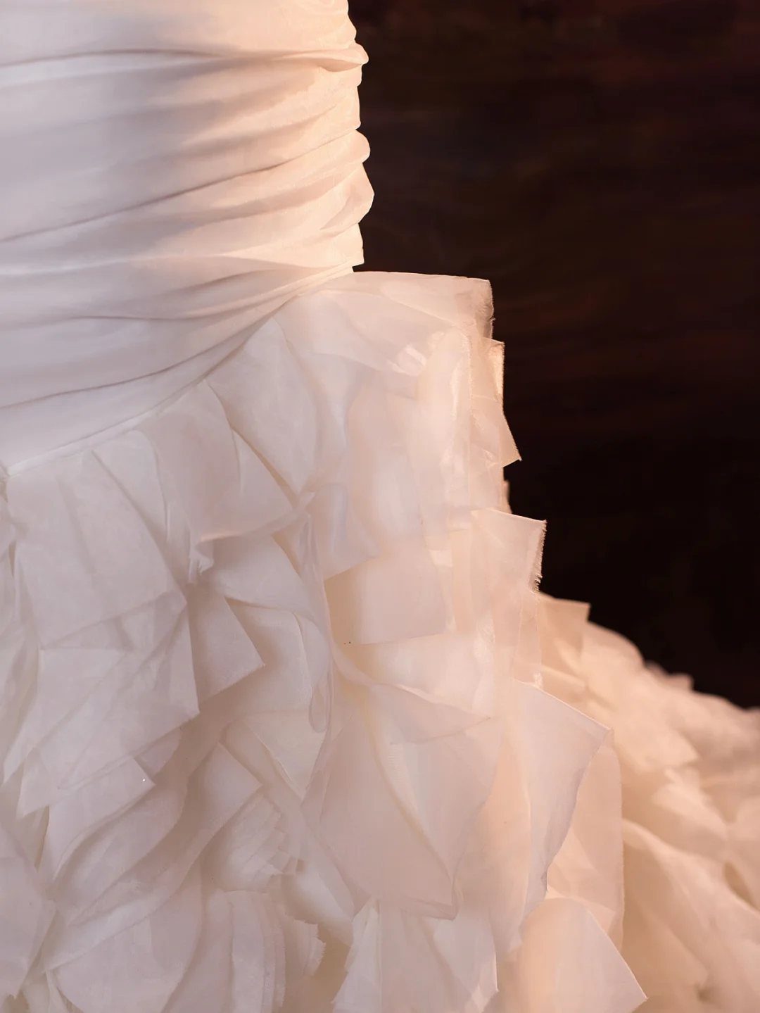 Hermoso vestido de novia largo de tul blanco con volantes y capas de sirena sin tirantes DH406