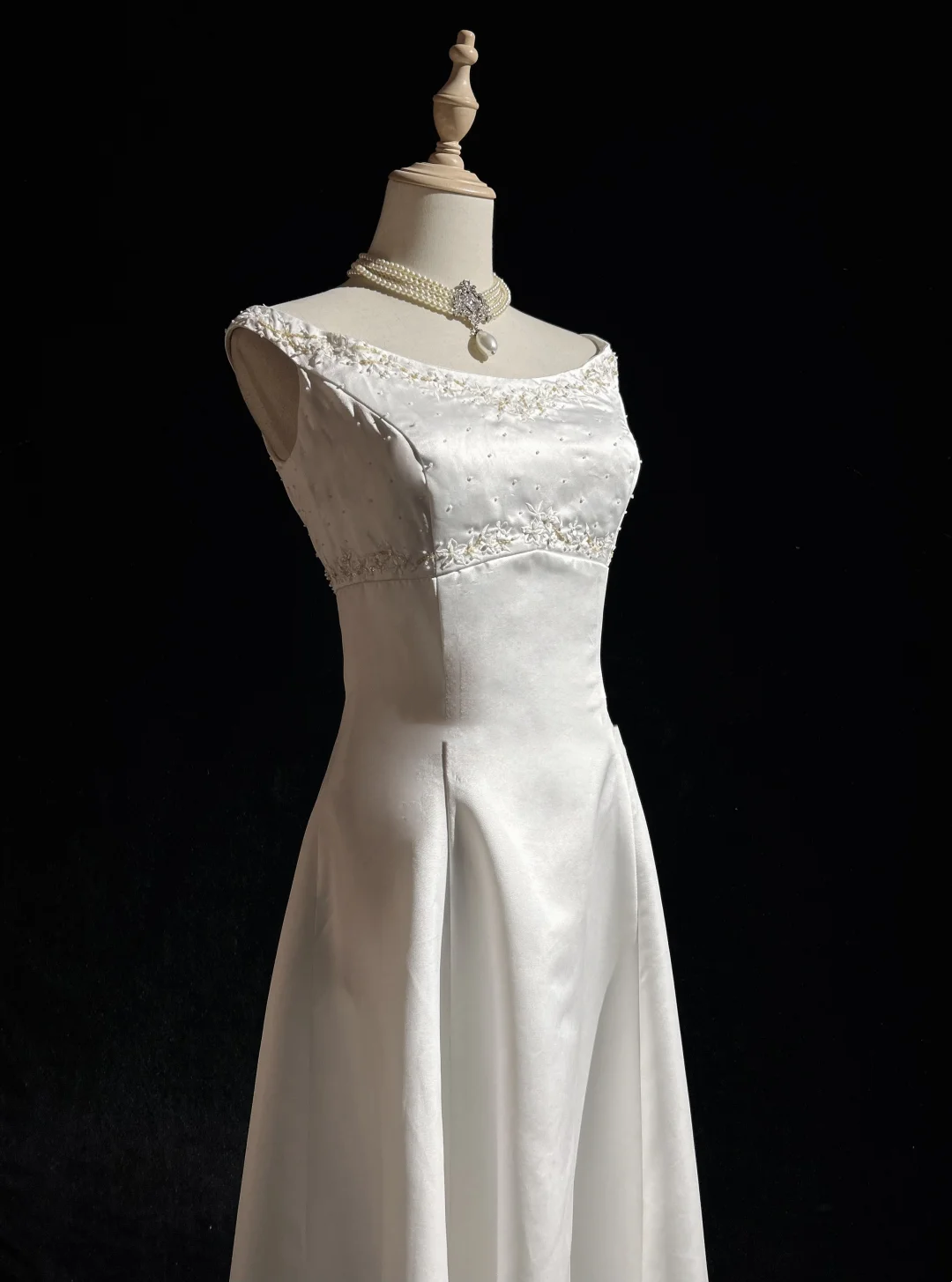 Vestido de novia clásico, corte A, escote joya, satén, largo, blanco, elegante, DH649