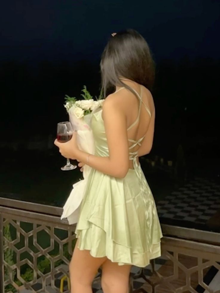 Bonitos vestidos de fiesta cortos de satén amarillo con tirantes finos en forma de A para octavo grado, vestidos de verano para escuela secundaria, trajes de fiesta DH690