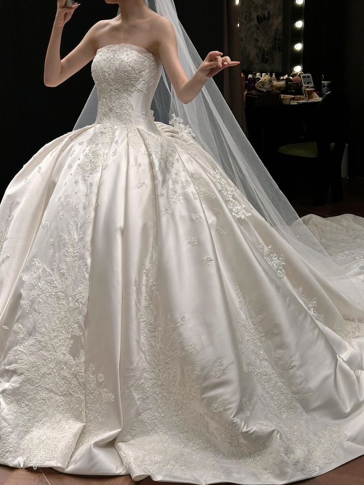 Princess Bridal Dress Ball Gown Strapless Sleeveless Satin White Appliques Wedding Dresses Pretty Bridal Gowns DH946