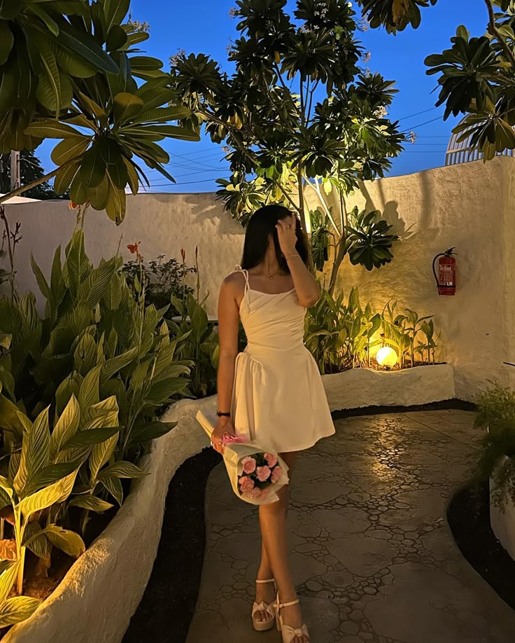 Vestido corto de satén blanco con tirantes finos y corte en A para cumpleaños de verano, ideal para fiestas de cumpleaños número 21 (DP1149)