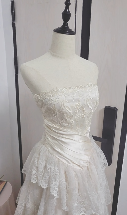 Princess Bridal Dress Ball Gown Strapless Sleeveless Lace White Appliques Wedding Dresses Pretty Bridal Gowns DH949