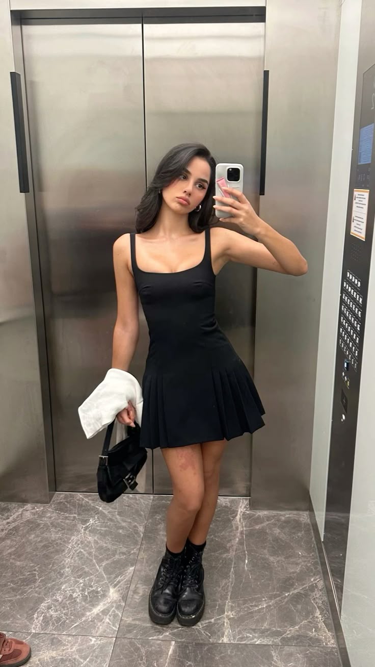 Vestido corto de satén negro con tirantes finos y corte en A para cumpleaños de verano, vestido Hoco, minivestido para fiesta de 16 años (DP1233)
