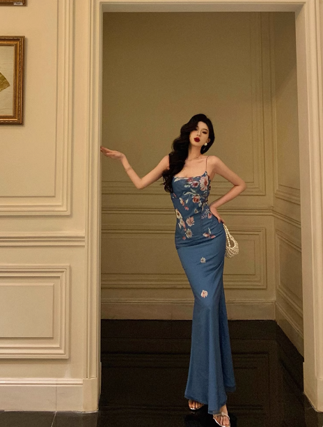 Elegante vestido de sirena azul floral sin mangas para cumpleaños número 21. Ideas de vestidos de cumpleaños para mujeres DP1287
