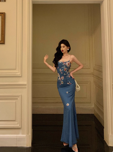 Elegante vestido de sirena azul floral sin mangas para cumpleaños número 21. Ideas de vestidos de cumpleaños para mujeres DP1287