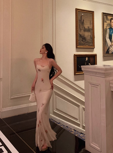 Vestido elegante de fiesta con tirantes finos y estampado floral blanco para 21 cumpleaños. Ideas para vestidos de cumpleaños para mujeres (DP1422).