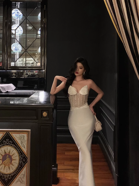 Vestido de fiesta de sirena sexy con escote corazón y cuentas blancas de satén para 21 cumpleaños, atuendos de cumpleaños, ideas para vestidos de cumpleaños para mujeres DP1467