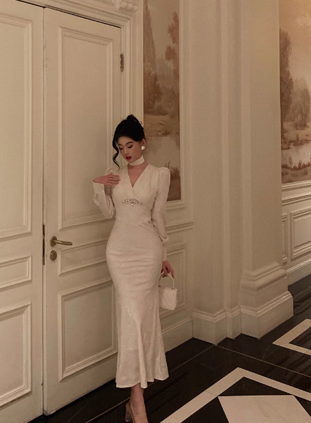 Vestido de fiesta de satén blanco con escote en V y mangas largas de sirena para 21 cumpleaños. Ideas de vestidos de cumpleaños para mujeres (DP1476).