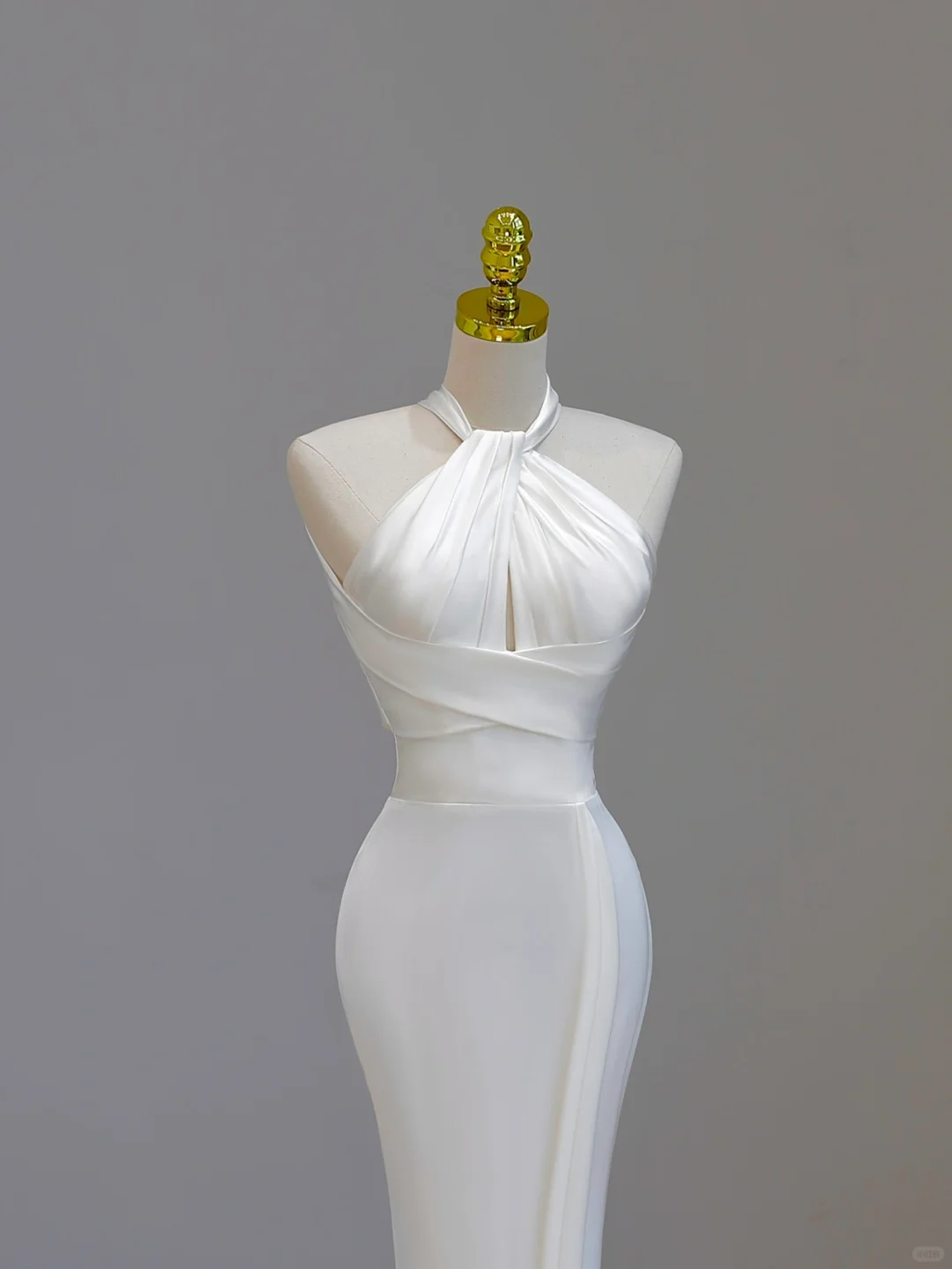 Vestido de novia etéreo con escote halter, corte sirena, satén blanco, corsé, DP1540