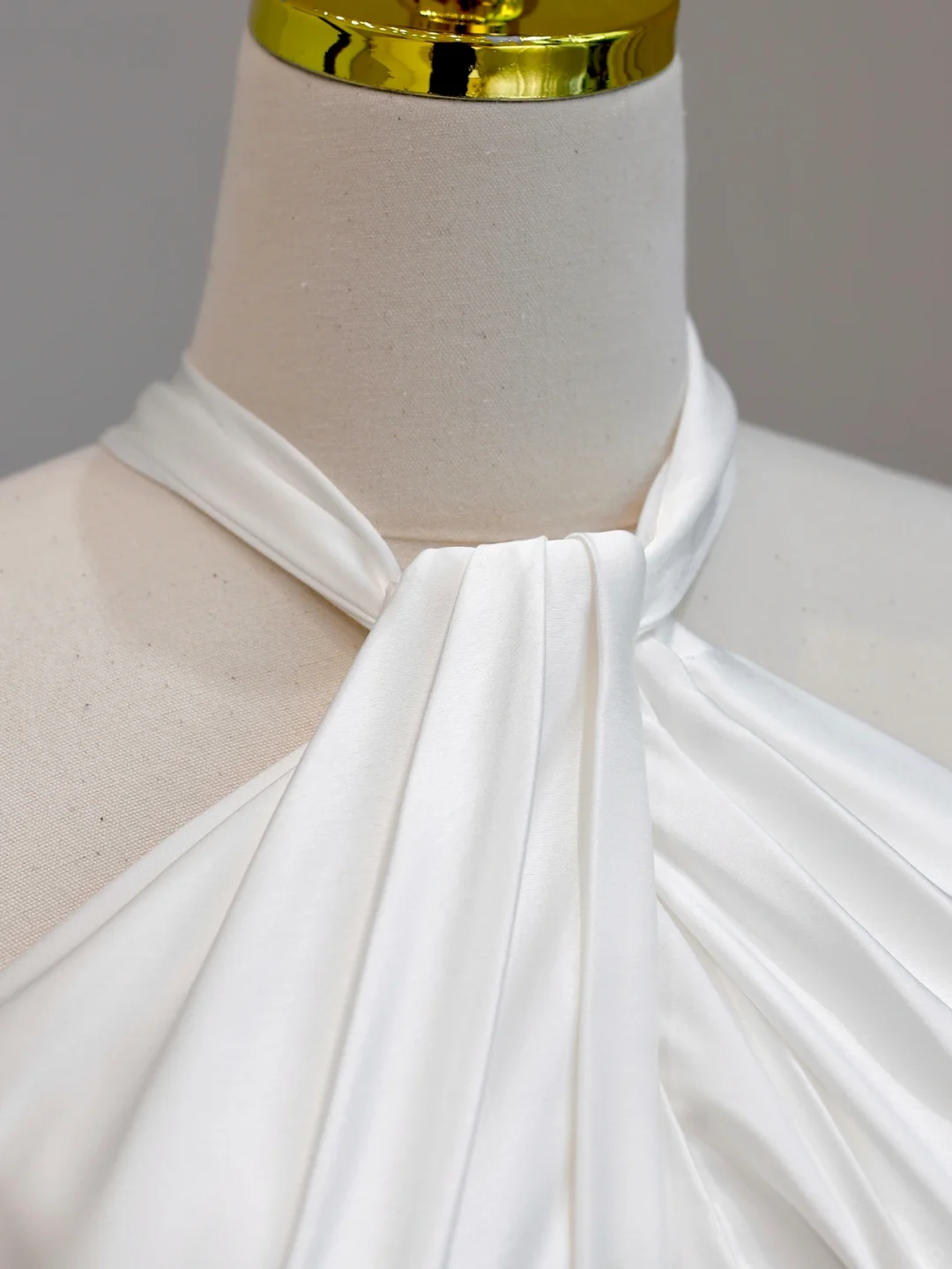 Vestido de novia etéreo con escote halter, corte sirena, satén blanco, corsé, DP1540
