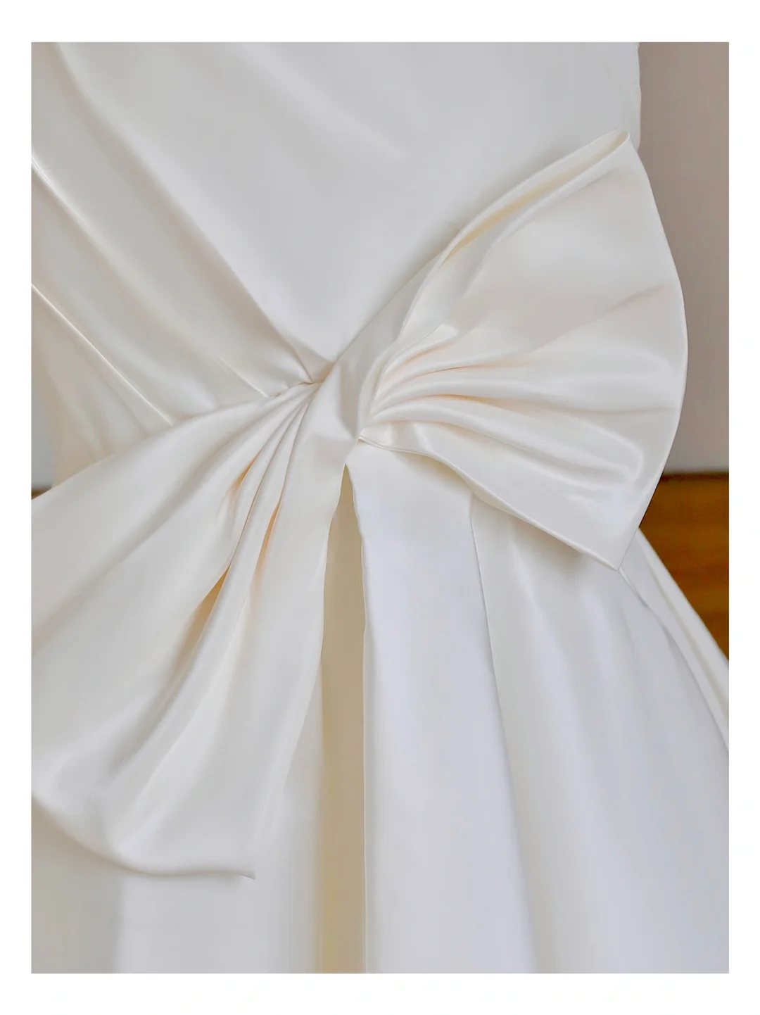 Vestido de novia sencillo de corte sirena con hombros descubiertos, de satén y mangas cortas, blanco, estilo minimalista, DP1549