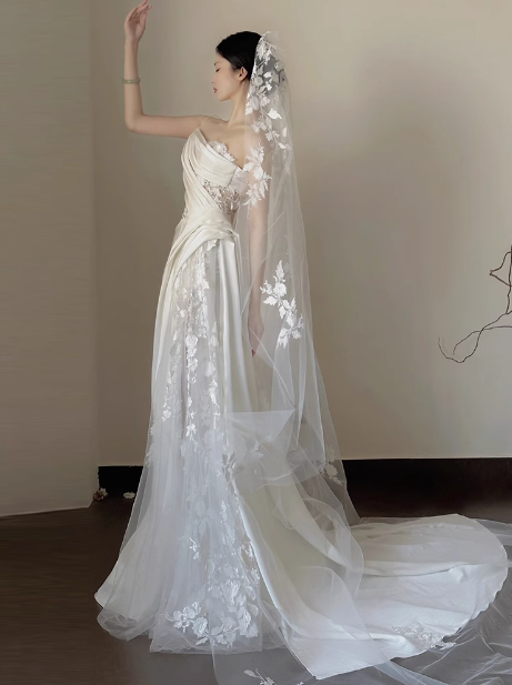 Vestido de novia clásico, corte tubo, un hombro, encaje, blanco, minimalista, DP1665