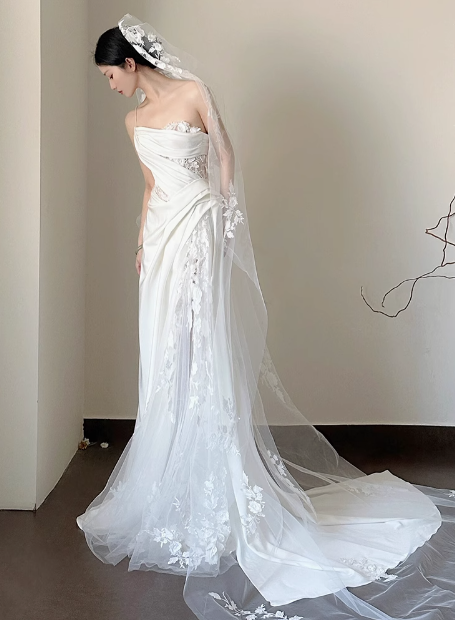 Vestido de novia clásico, corte tubo, un hombro, encaje, blanco, minimalista, DP1665