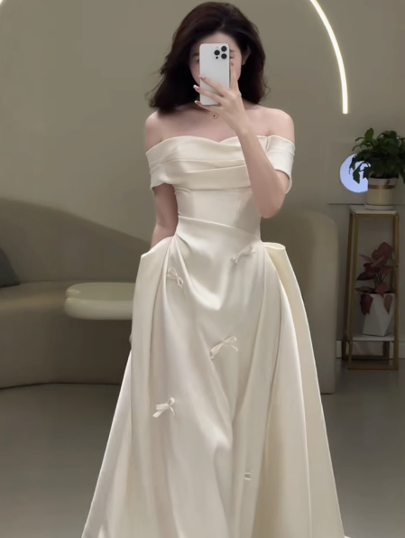 Vestido de novia etéreo de satén con hombros descubiertos, corte A, DP1669