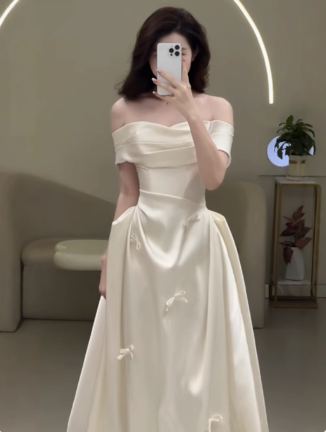 Vestido de novia etéreo de satén con hombros descubiertos, corte A, DP1669