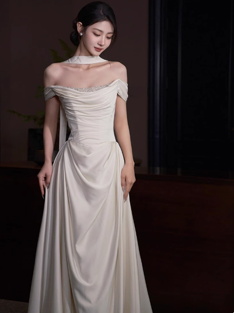 Vestido de novia etéreo de satén con hombros descubiertos, corte A, DP1670