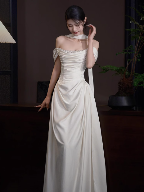 Vestido de novia etéreo de satén con hombros descubiertos, corte A, DP1670