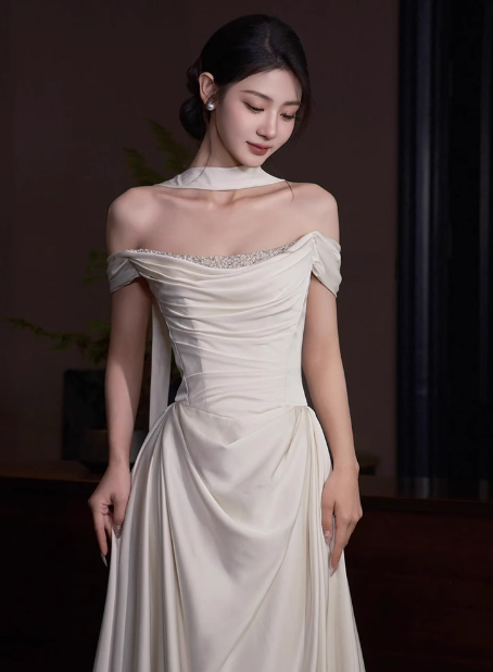 Vestido de novia etéreo de satén con hombros descubiertos, corte A, DP1670
