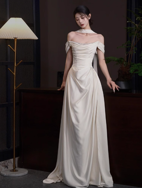 Vestido de novia etéreo de satén con hombros descubiertos, corte A, DP1670