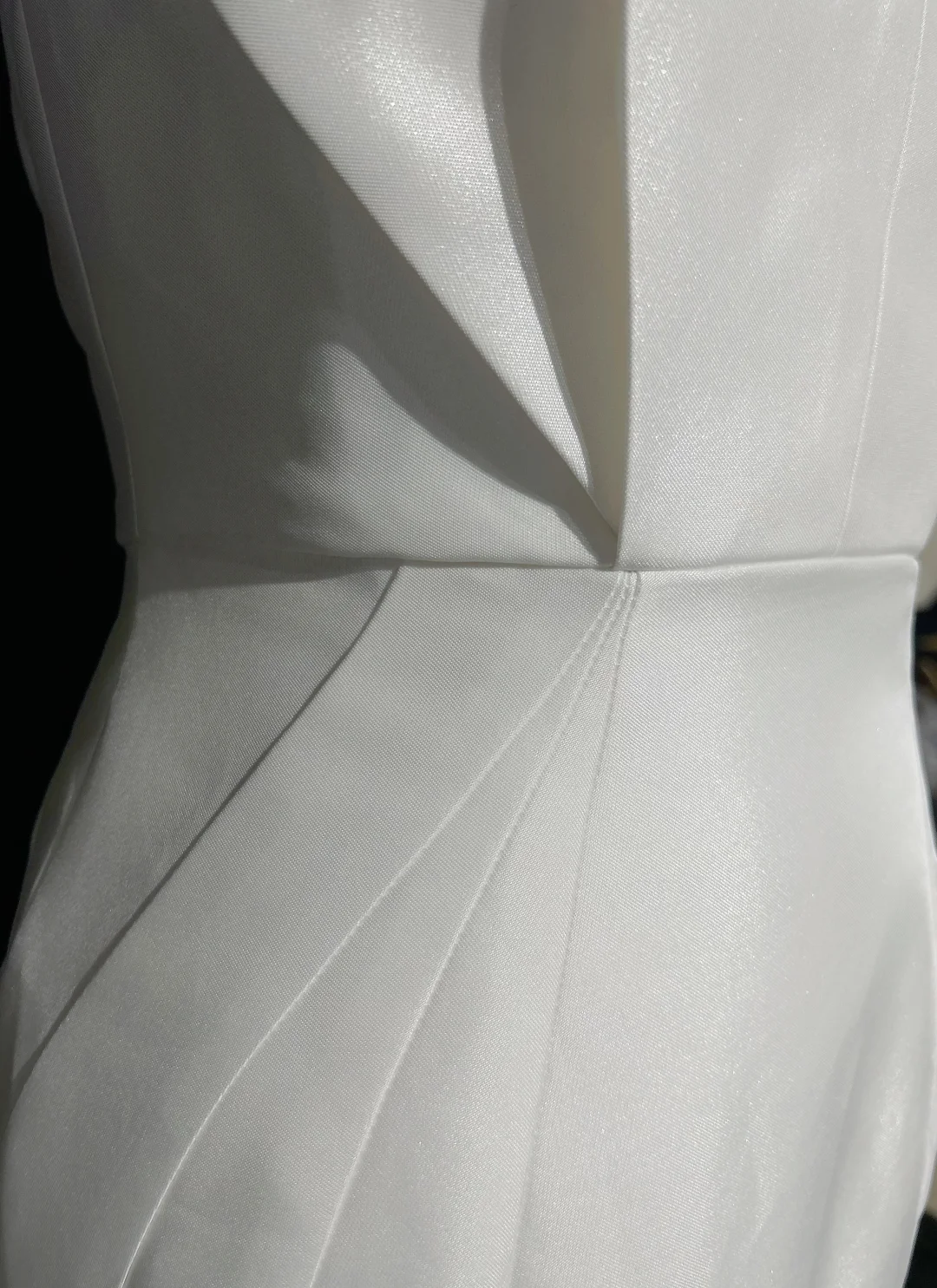 Vestido de novia clásico de corte sirena con escote corazón, satén blanco, estilo minimalista, DP1691