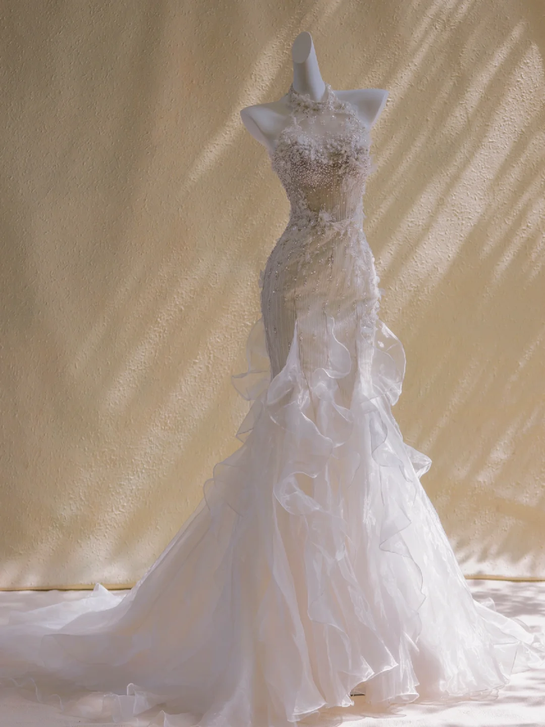 Hermoso vestido de novia largo de tul con cuello alto y corte sirena, blanco y floral, DP1950