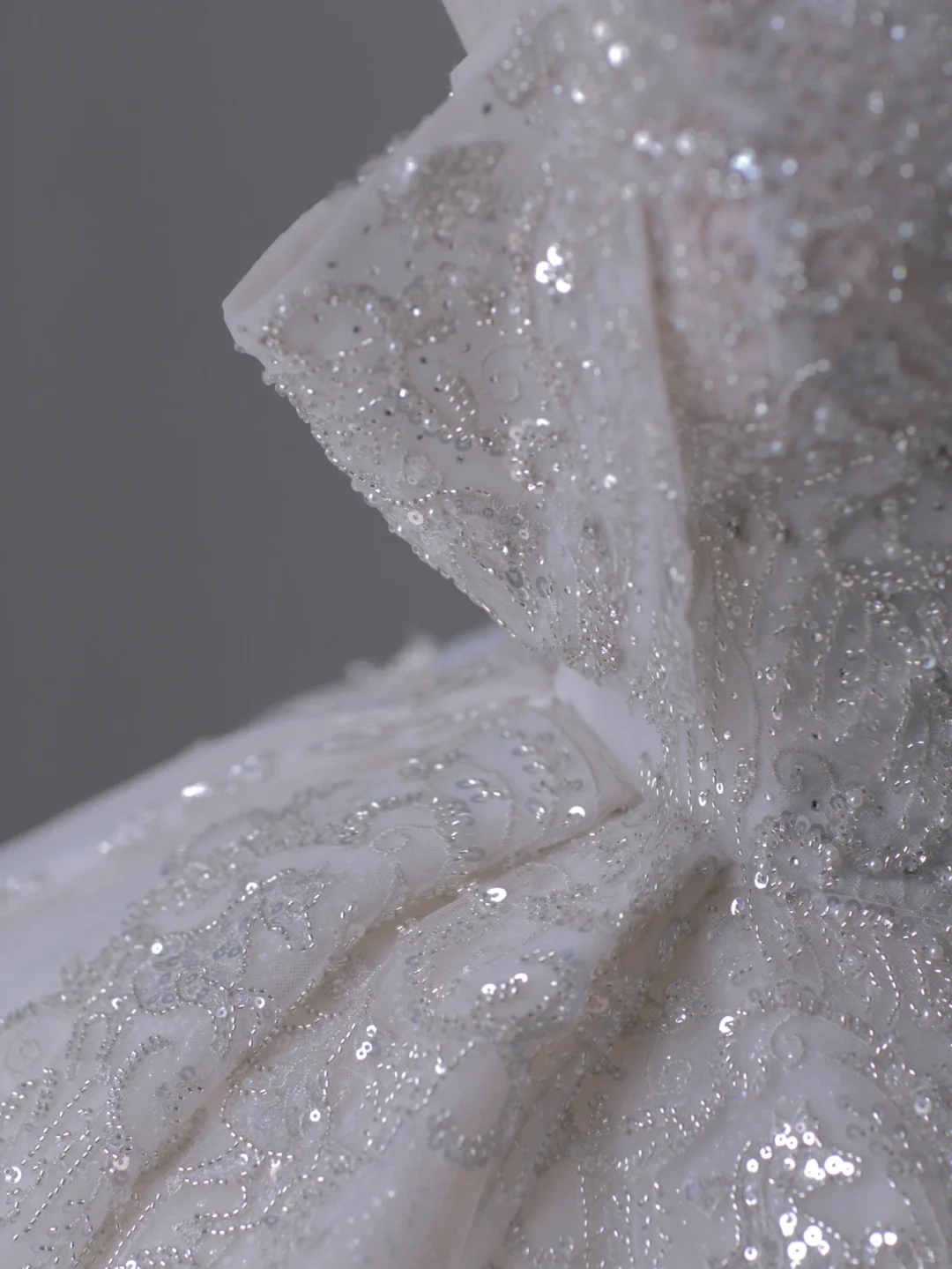 Vestido de novia atemporal con hombros descubiertos, mangas cortas, largo de satén blanco, cola larga, DP503