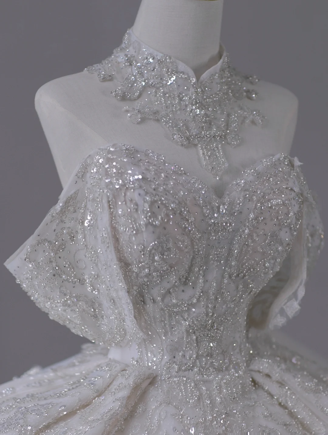Vestido de novia atemporal con hombros descubiertos, mangas cortas, largo de satén blanco, cola larga, DP503