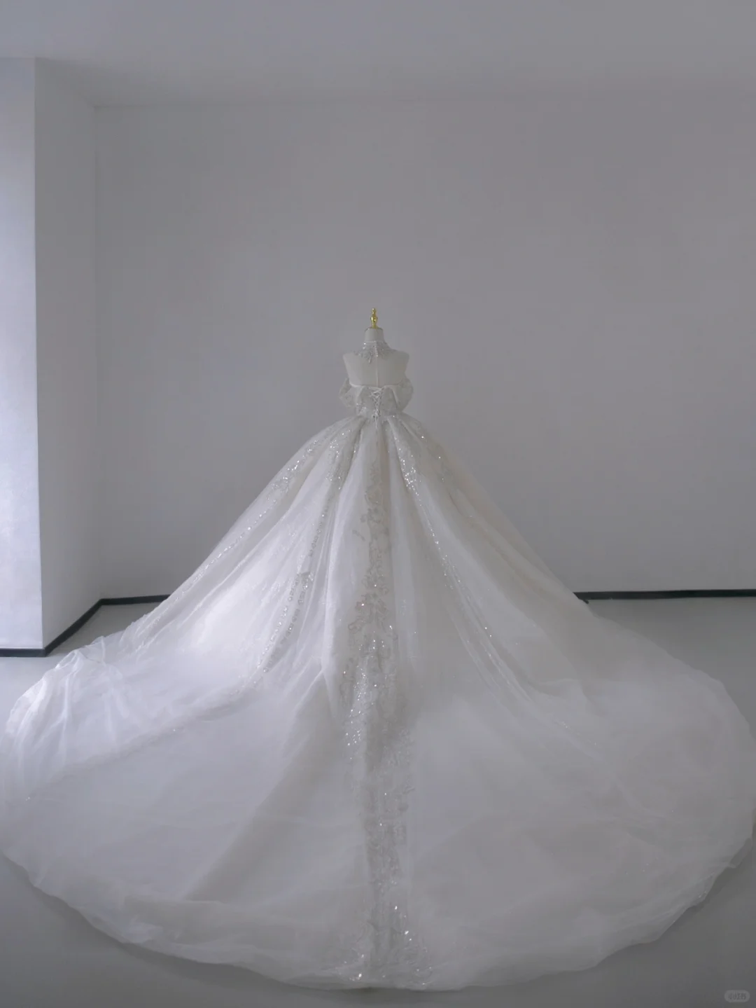 Vestido de novia atemporal con hombros descubiertos, mangas cortas, largo de satén blanco, cola larga, DP503