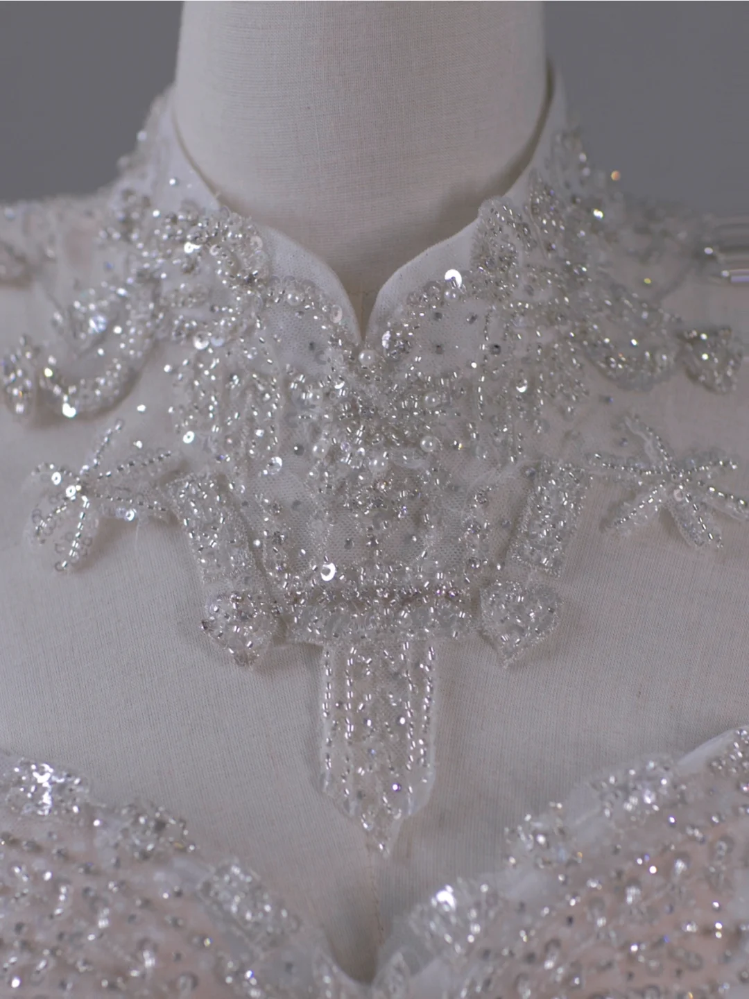 Vestido de novia atemporal con hombros descubiertos, mangas cortas, largo de satén blanco, cola larga, DP503