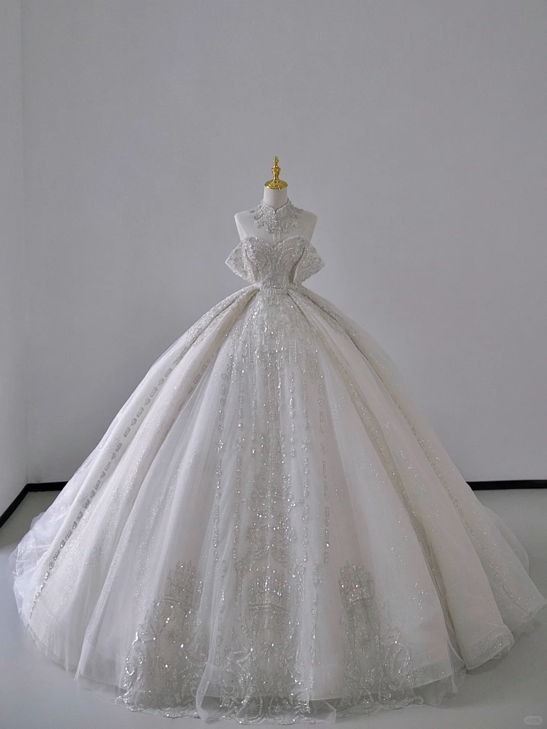 Vestido de novia atemporal con hombros descubiertos, mangas cortas, largo de satén blanco, cola larga, DP503