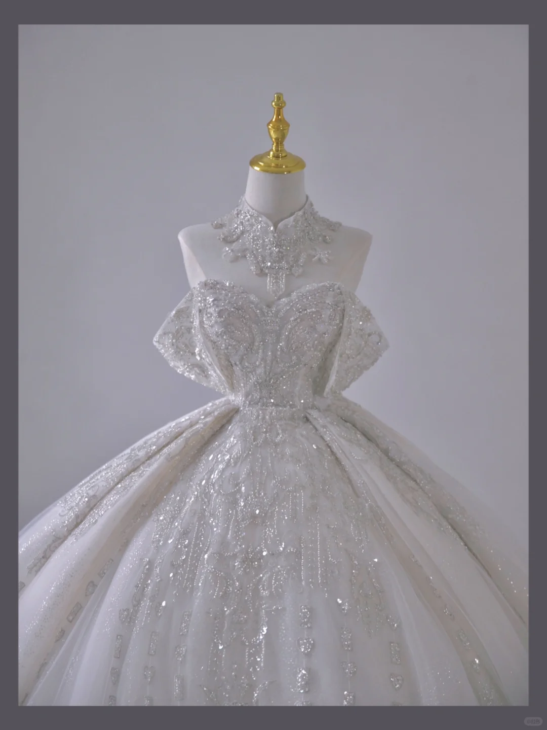 Vestido de novia atemporal con hombros descubiertos, mangas cortas, largo de satén blanco, cola larga, DP503