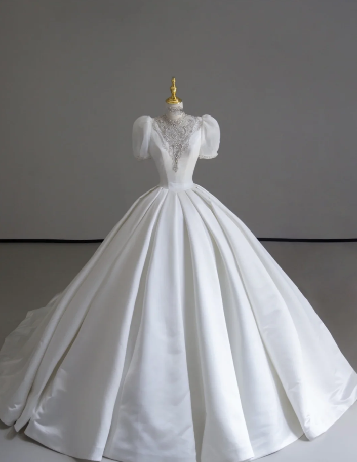 Vestido de novia atemporal con escote redondo, mangas cortas, satén blanco, cola larga, DP513